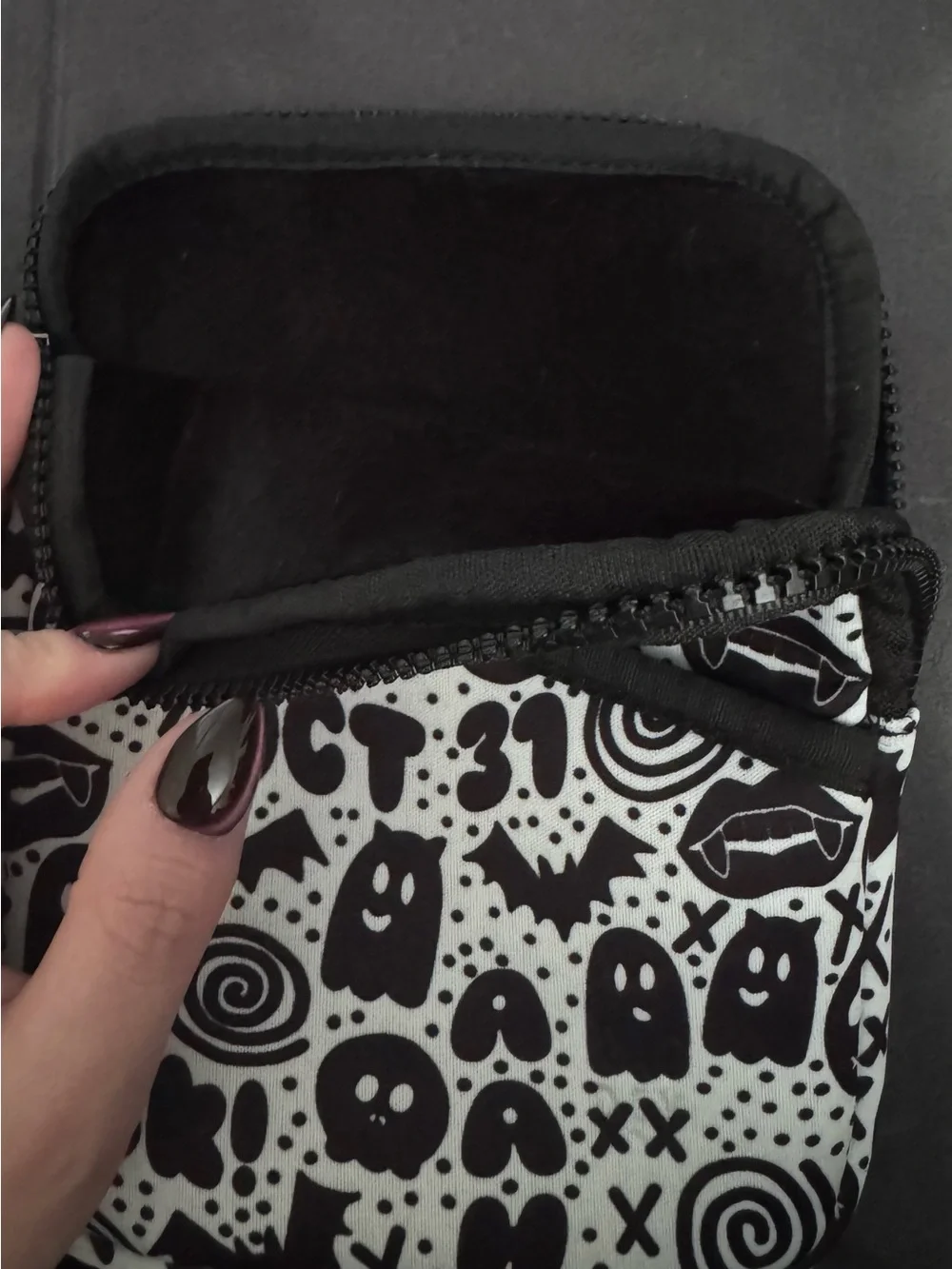 Radrev Halloween/spooky Kindle pouch